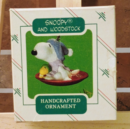 HALLMARK KEEPSAKE 1986 SNOOPY AND WOODSTOCK RACING DOWNHILL XMAS ORNAMENT