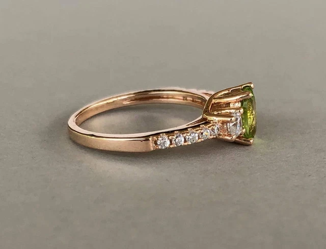 Созданное в лаборатории кольцо с одним овальным перидотом из трех камней покрытие розовым золотом 14 карат 3 карата - Изображение 3 из 3