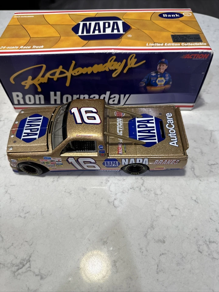 RARO! Camión Chevy Silverado 1997 vintage NASCAR #16 Ron Hornaday NAPA dorado 1:24 Foto 2 de 4