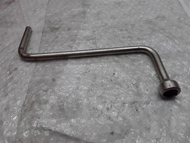 Manija de llave de tuerca de neumático de repuesto 1995 BMW 740i Z-79P Foto 2 de 2