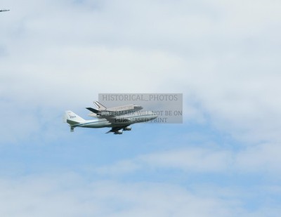 SPACE SHUTTLE DISCOVERY ON AIRCRAFT WASHINGTON D.C. 2012 8.5X11 PHOTO