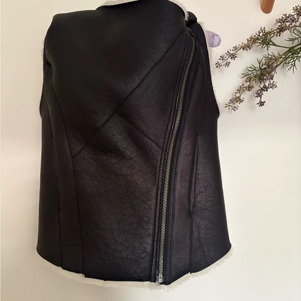 Chaleco Helmut Lang de cuero de oveja negro con capucha Foto 3 de 4