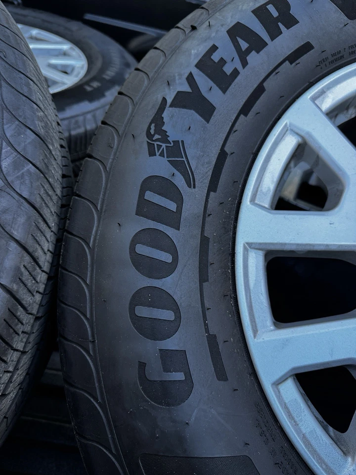 Toyota Tacoma TRD 2025 17" llantas OEM despegues de fábrica con neumáticos nuevos Foto 3 de 4