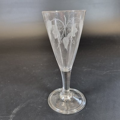 Antikes Ale Glas aus dem 18. Jh. mit geätztem Dekor Klappfuß 14,6 cm hoch