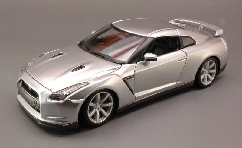BBURAGO BU12079S NISSAN GTR 2009 SILVER 1:18 Modellino - Immagine 2 di 2