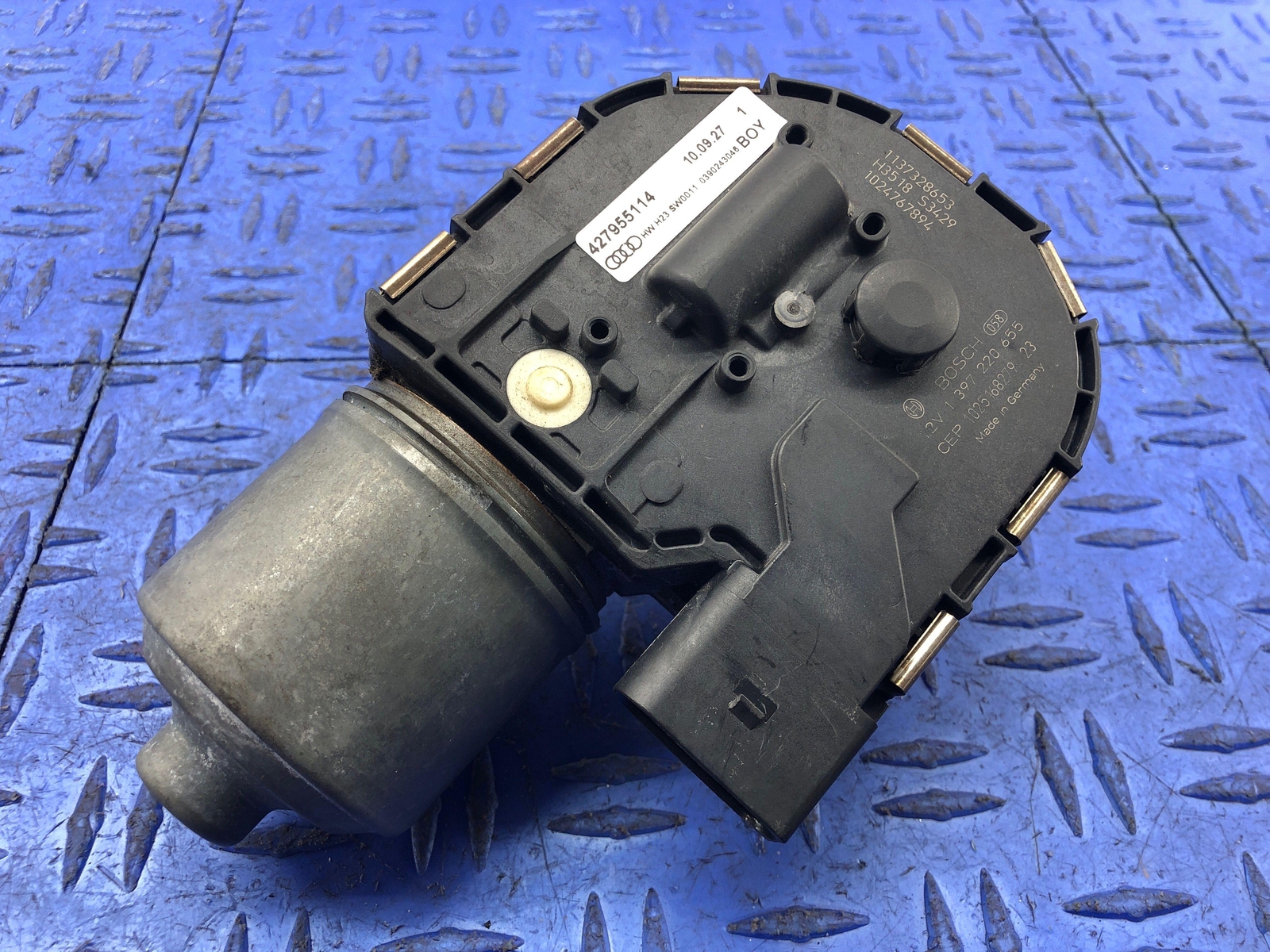 2011-2015 AUDI R8 CONVERTIBLE FRONT RIGHT SIDE WINDSHIELD WIPER MOTOR OEM