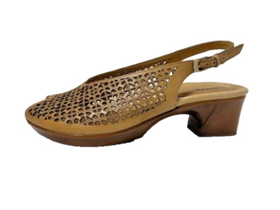 Earth Women's size 9.5B slingback peekaboo toe beige sandals