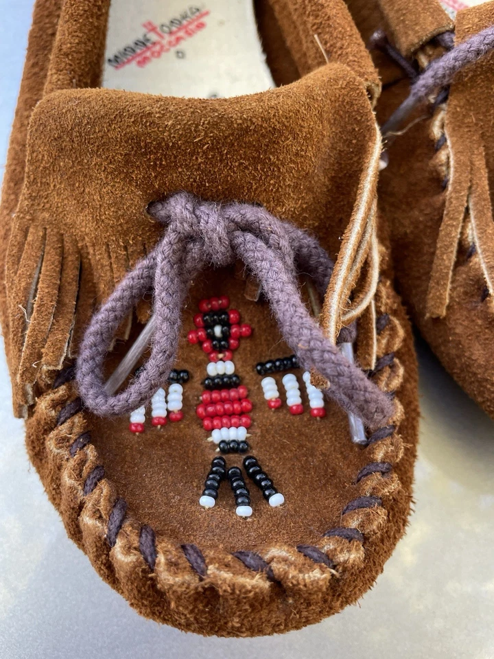 Mocasines de gamuza Minnetonka para mujer 7,5 planos lazo flecos marrón con cuentas usados en excelente estado Foto 2 de 4