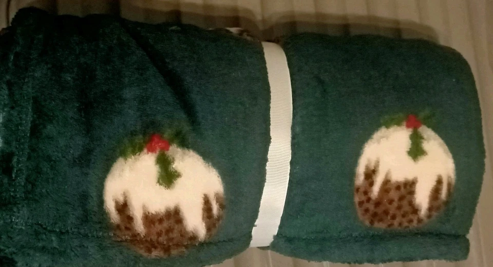 PRINTED CHRISTMAS PUDDING THEMED GREEN FLEECE THROW, 120cm x 150cm - Image 3 of 4