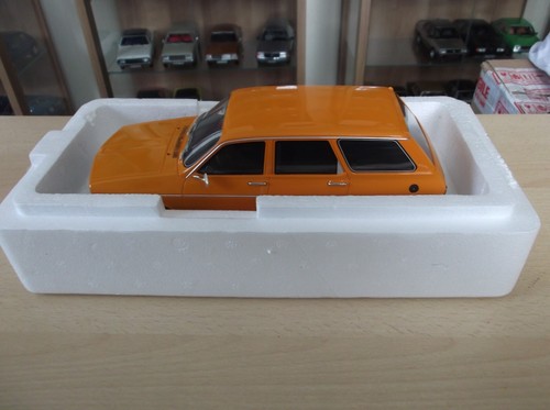 OTTOMOBILE 1/18 SCALE 1985 RENAULT 12 TS BREAK (ESTATE) IN ORANGE AND BOXED - Imagen 15 de 18