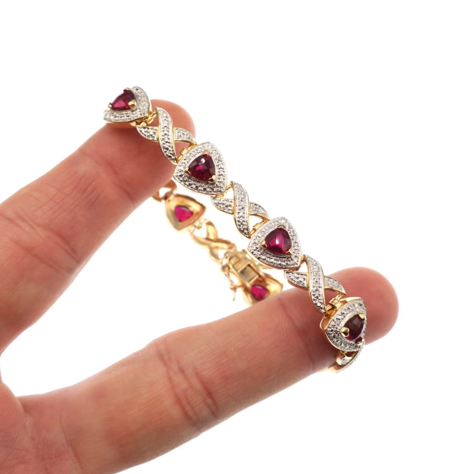 Brazalete de billones de rubíes rojos cultivados en laboratorio de oro sobre plata esterlina 7-1/2 pulgadas Foto 2 de 4