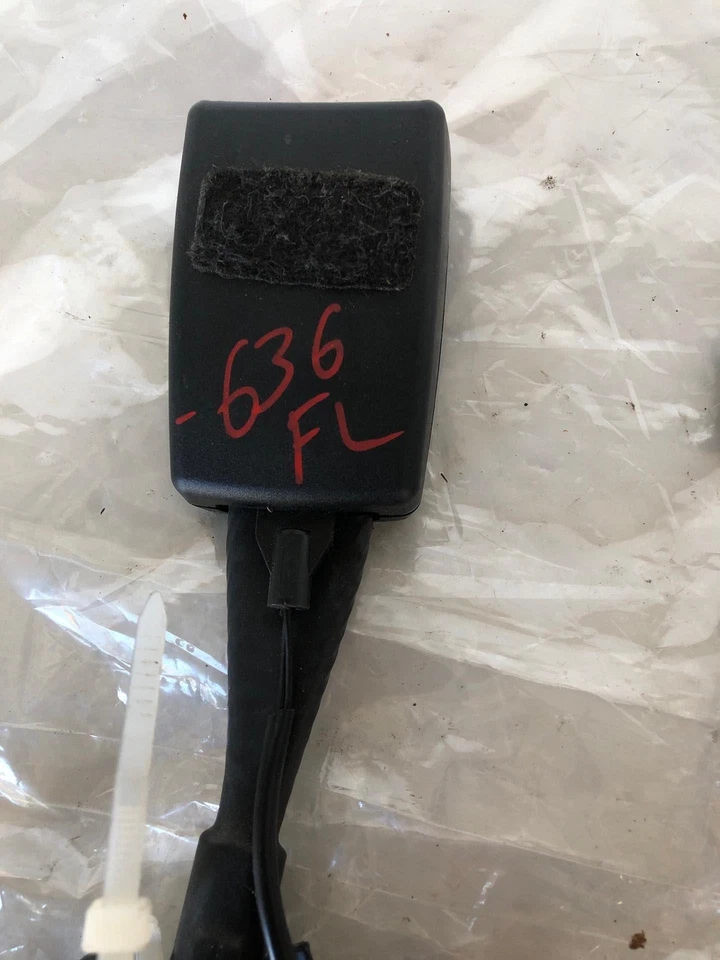 Audi A6 Avant Quattro 2006 cinturón de seguridad delantero canastilla asiento hebilla lado izquierdo del conductor Foto 4 de 4