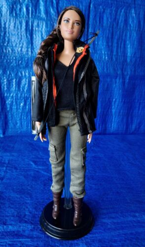 2002 The Hunger Games Katniss Barbie Collector Black Label Action Figure Doll - Afbeelding 1 van 6