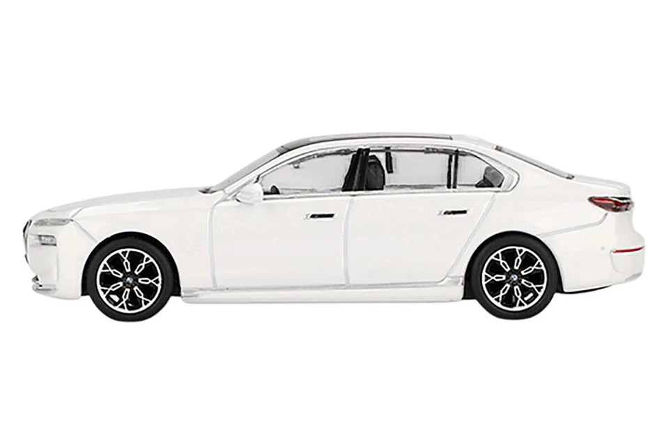 MINIGT 819 BMW i7 xDrive60 modello auto bianco scala 1:64 - Immagine 3 di 4