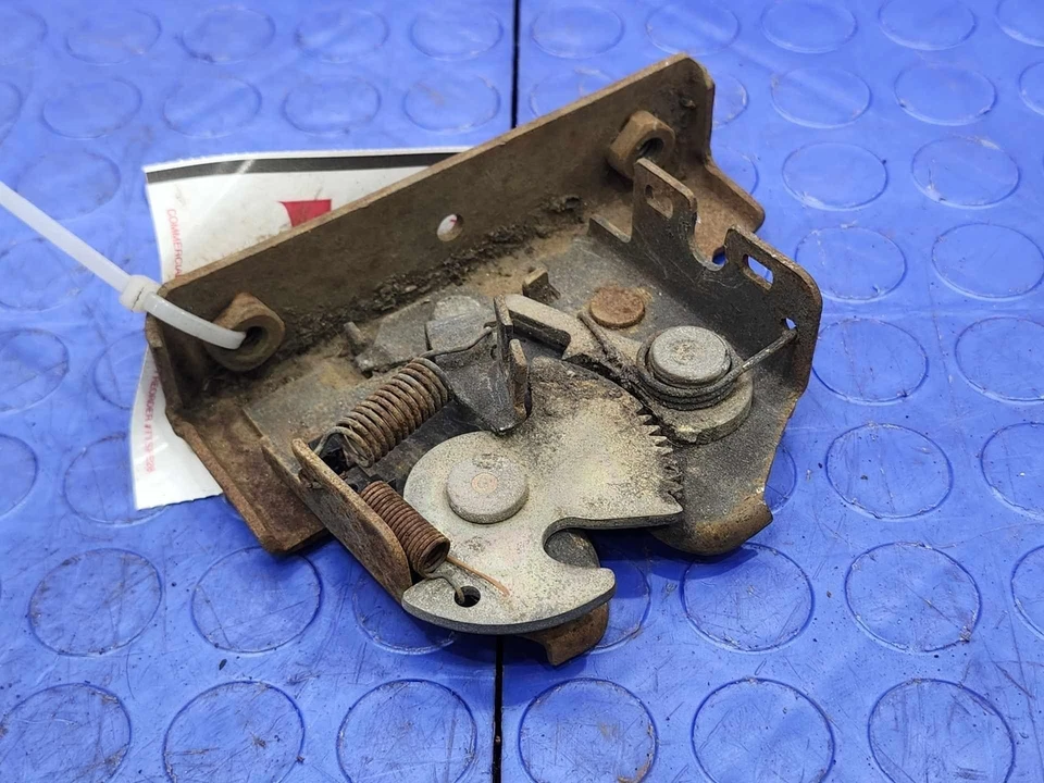 Оригинальная защелка замка капота в сборе для Cadillac Seville 1976-1979 годов выпуска - Изображение 2 из 4