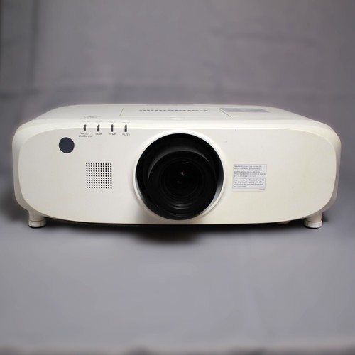 Panasonic LCD Projector PT-EZ770Z WUXGA 6500 Lumens 1089 Lamp Hours - Picture 3 of 10