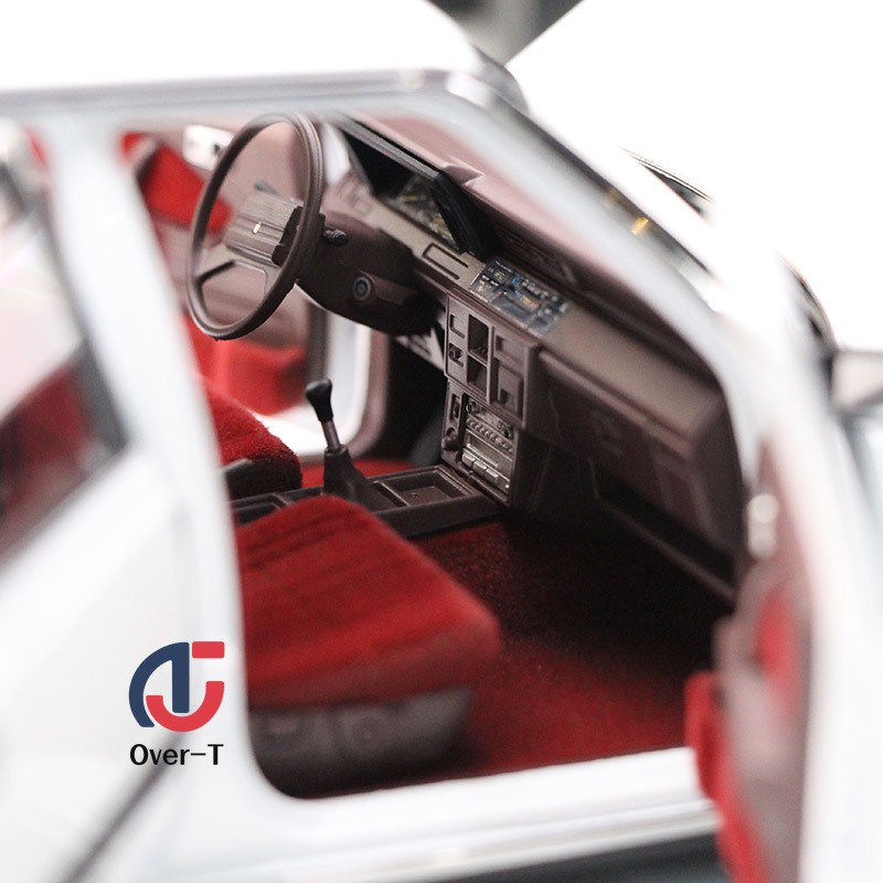 XiaoGuang 1:18 Toyota Crown MS122 7th Generation Red inner