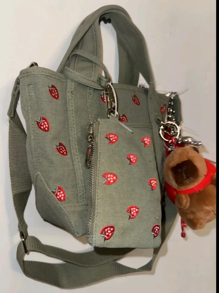 Nuevo con etiquetas Mini Bolso de Mano/Bolso Bandolera Madden Girl Oliva Fresa Corazón Dije Foto 2 de 4