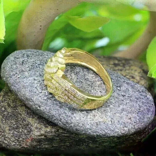 Anillo de compromiso para mujer de diamantes creados en laboratorio de corte redondo de 2 quilates enchapado en oro amarillo de 14 quilates Foto 2 de 4