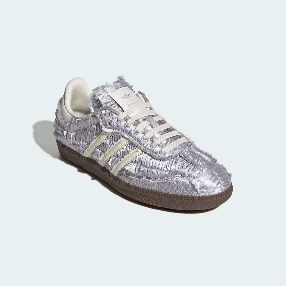 Caroline Hu x Adidas Originals Silk Samba 'Satin Pack Silver Metallic' JP9283 Foto 3 de 4