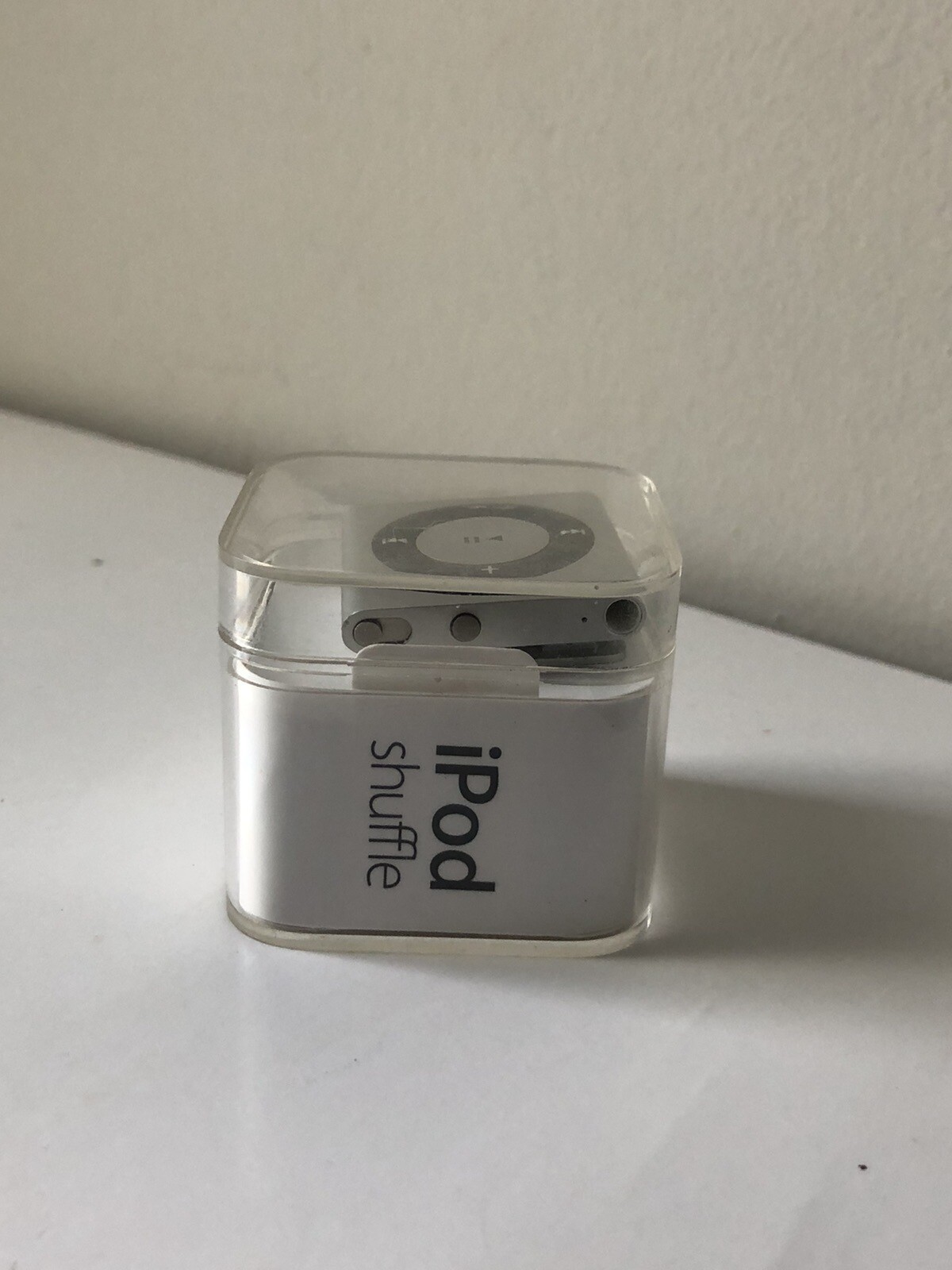 Apple iPod Shuffle 4th Gen. ME134LL/A Silver 2 GB Digital Music Player 2012