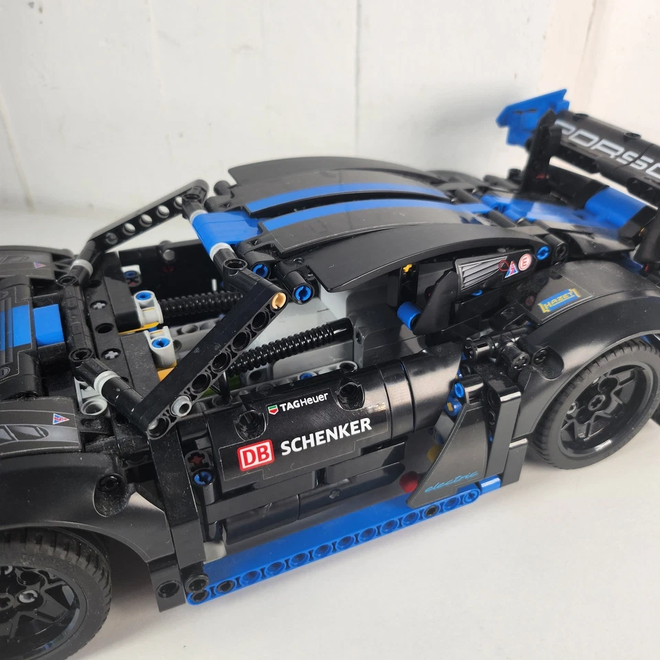 LEGO Technic 42176 Porsche GT4 e-Performance, foto 3 di 5