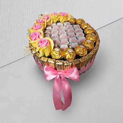 Ferrero Rocher & Ferrero Küsschen Snack- & Süßigkeiten-Box mit Rosen & Schleife