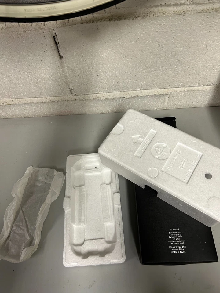 BMW Z3 2.8 M Coupe' 1/18 UT Model DEALER VERSION SOLO SCATOLA, EMPTY BOX - Immagine 3 di 3