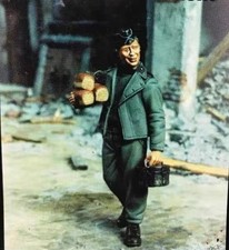 1/35 Scale WWII German Soldier with Bread & Ration Can Resin Figure Model Kit