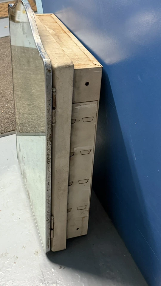 Botiquín vintage de acero con espejo. ¡Sin estantes, se puede hacer! Plata deslustrada Foto 3 de 4