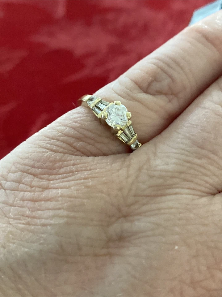Anillo de compromiso solitario de diamantes de 0,45 quilates con detalles de oro amarillo de 14 k talla 6,5 Foto 3 de 4