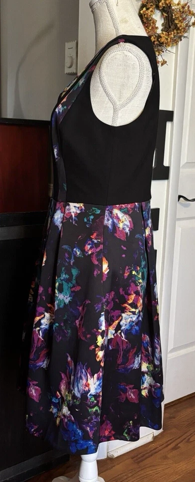 Vestido Ellen Tracy Talla 8 Plisado Ajuste y Acampanado Sin Mangas Negro con Acuarela Floral Foto 2 de 4