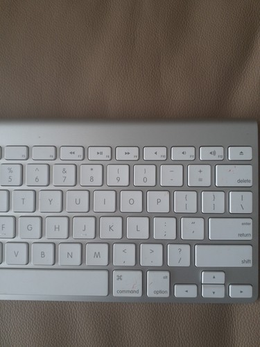 Apple A1314 Portable Wireless Bluetooth Keyboard White Silver Au Stock - Picture 4 of 8