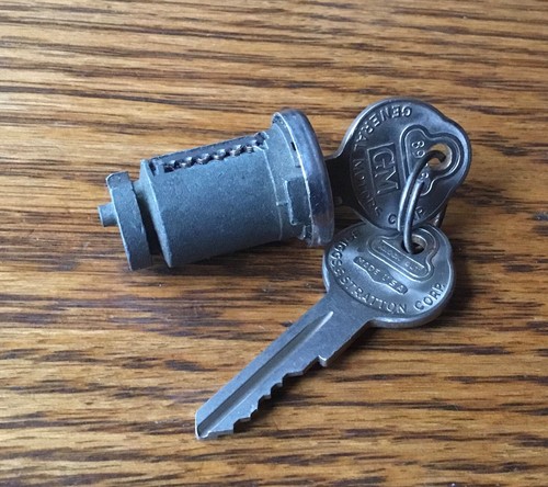 1930s 1940s GM SPARE TIRE LOCK CYL w/BRIGGS KEYS vtg NOS car pickup - Picture 4 of 9