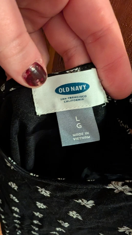 Regata feminina Old Navy preta e branca estampa sem mangas amarrar atrás tamanho G - Imagem 2 de 3