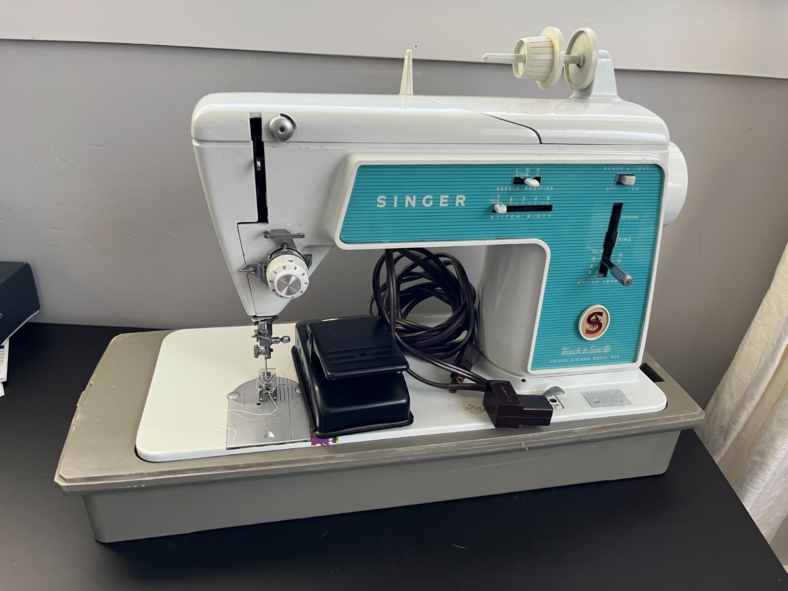 Singer Deluxe Zig Zag Model 628 Sewing Machine Touch and Sew w