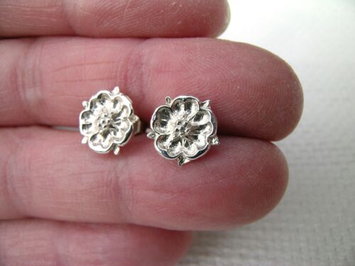 Lovely silver coloured metal/pewter Tudor Yorkist Lancastrian rose stud earrings - Picture 2 of 6