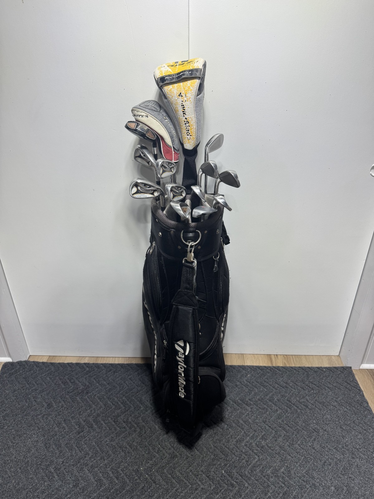 Set W/ Taylormade Driver/irons/bag - 14 Clubs - S Flex - Rh