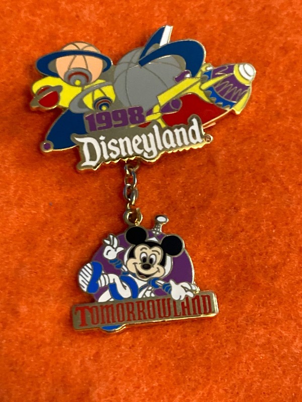 1377    DLR - Tomorrowland Annual Passholder 1998 Dangle
