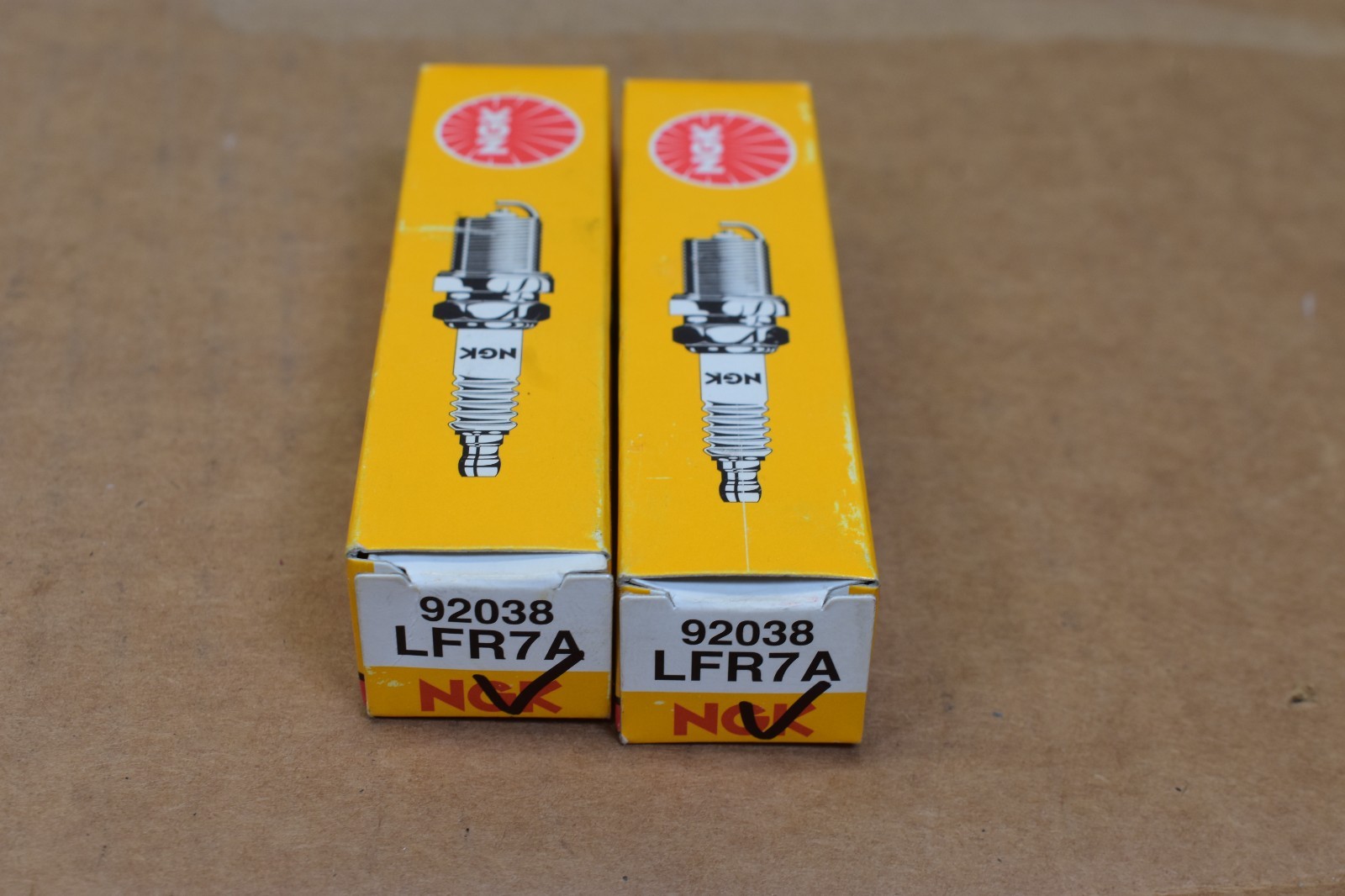 New NGK 2 Pack Genuine NGK 92038 LFR7A spark Plug 92038 LFR7A spark plugs
