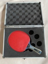 Tischtennisschläger mit unterschreibenden Ko...