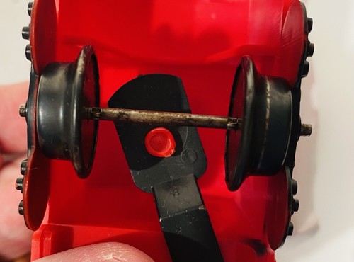 Marx No. 1977 A.T.&S.F. Red Plastic Caboose - 4 Wheel / Plastic Knuckle Coupler - Picture 8 of 8