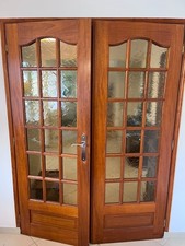 Portes interieures vitrées en bois verni.