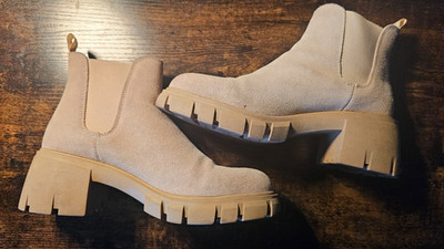 Steve Madden Women's Howler Ankle Boot, Sand Suede - US 7