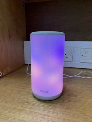 Govee RGBIC Smart LED Tisch-/Nachttischlampe Aura.