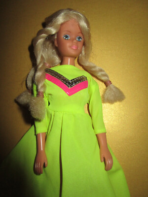B1239) SÜSSE ALTE BLONDE VINTAGE NO NAME DOLL KLEID IN NEONFARBEN+PINKE STIEFEL