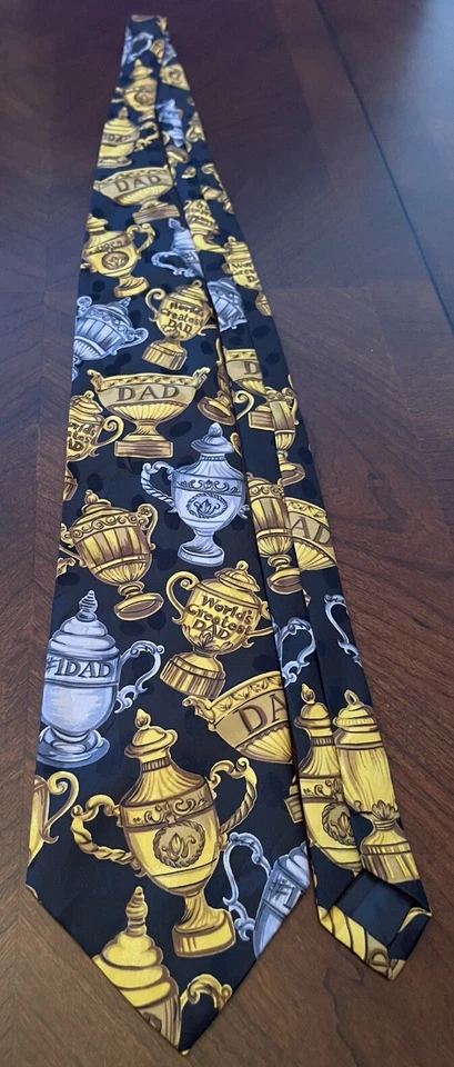 Estampado trofeo vintage de poliéster adicción hecho en Myanmar world’s breat papá Foto 3 de 4