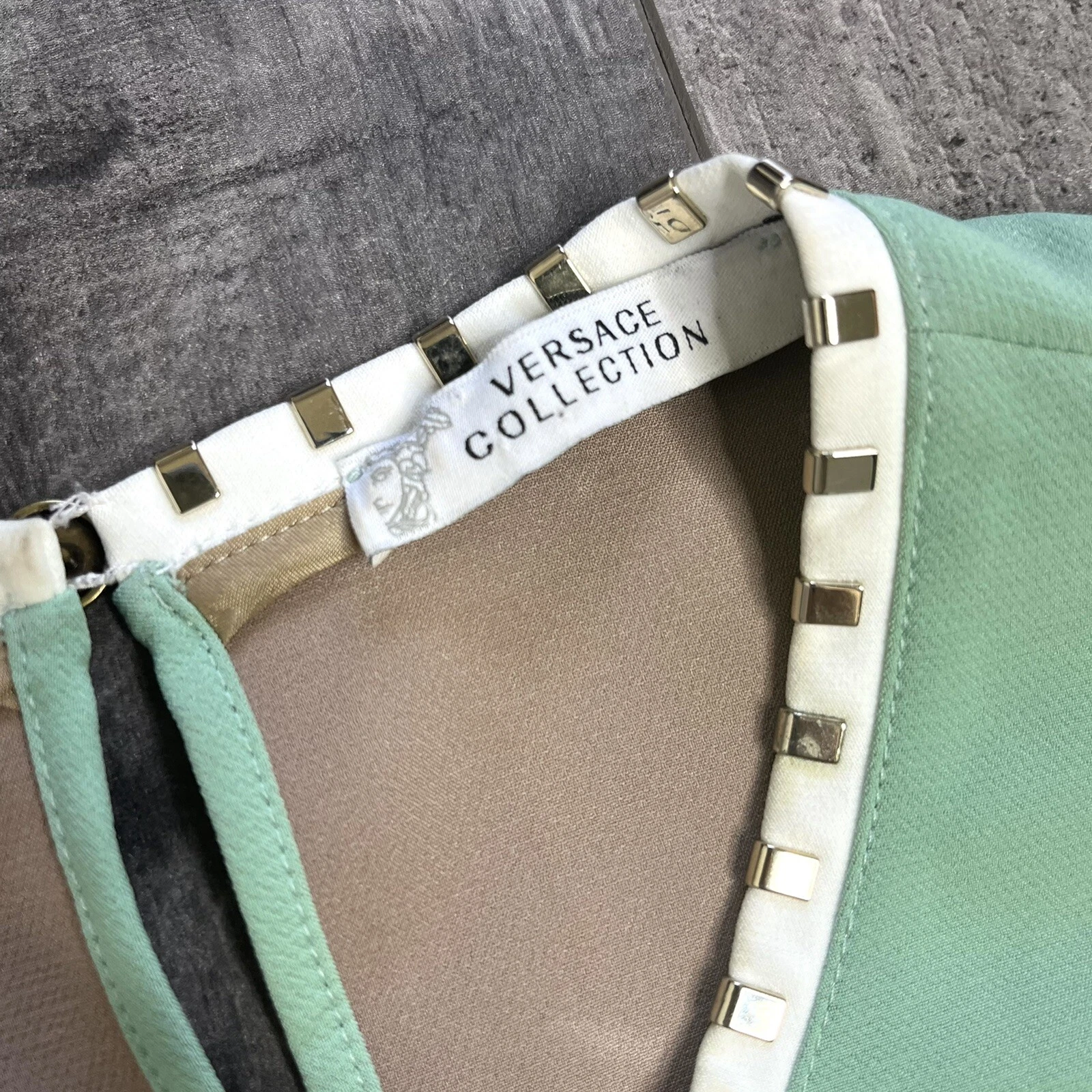 VERSACE Top oscillante senza maniche verde zecca 6 (42 euro)