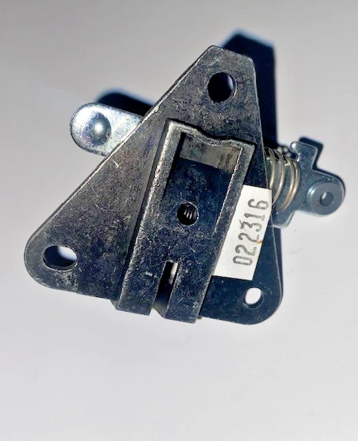 GENUINA GM 2000-2009 MONTAJE DE PESTILLO DE GUANTERA, PIEZA NUEVA DE FABRICANTE ORIGINAL, P/N 25803534 Foto 2 de 4