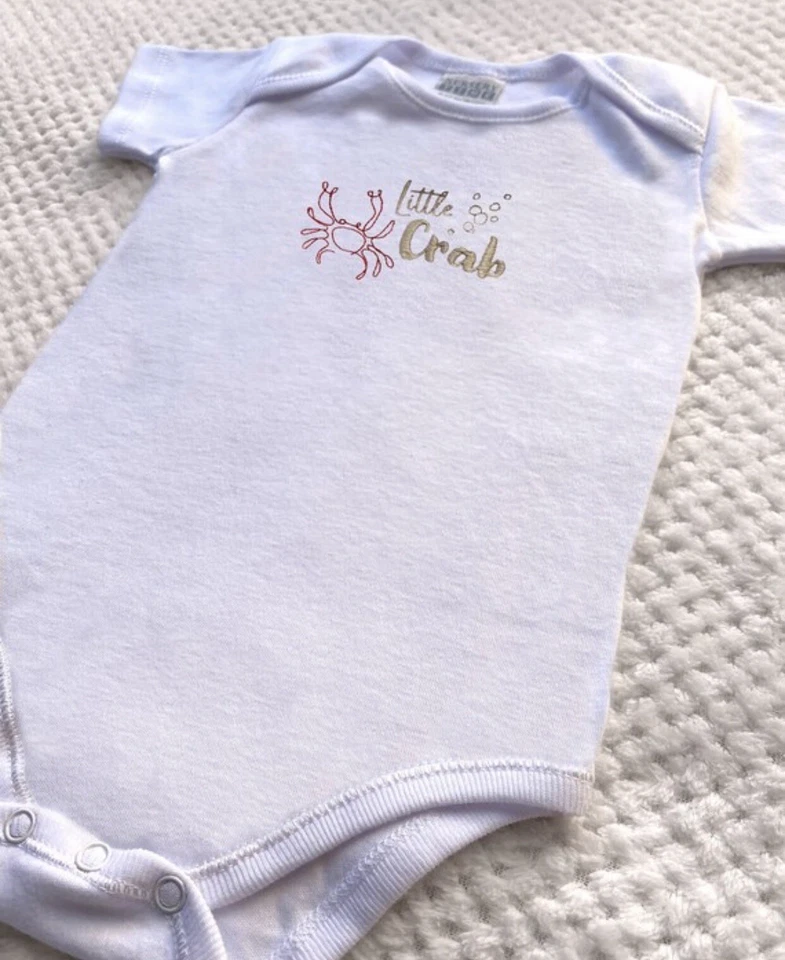 ‘Little Crab’ Baby Short Sleeved Embroidered White Bodysuit Vest 0-3 Months — 第 4/4 张图片